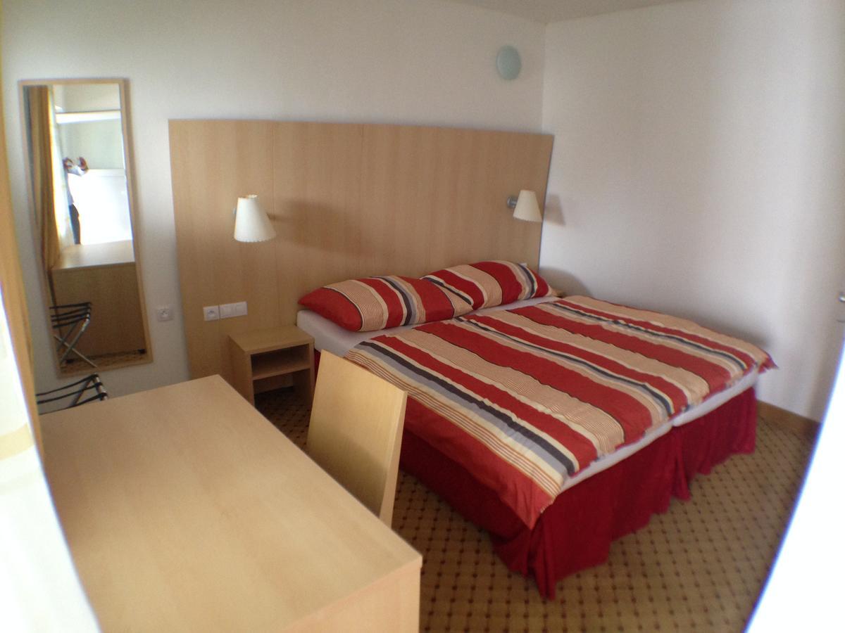 Hotel U Cerneho Orla Kostelec nad Cernymi Lesy Экстерьер фото