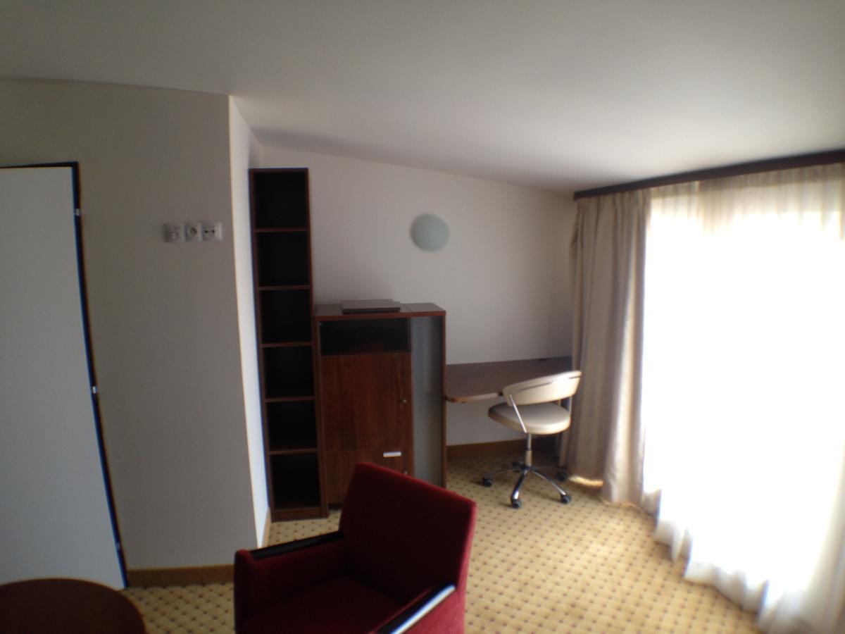 Hotel U Cerneho Orla Kostelec nad Cernymi Lesy Экстерьер фото