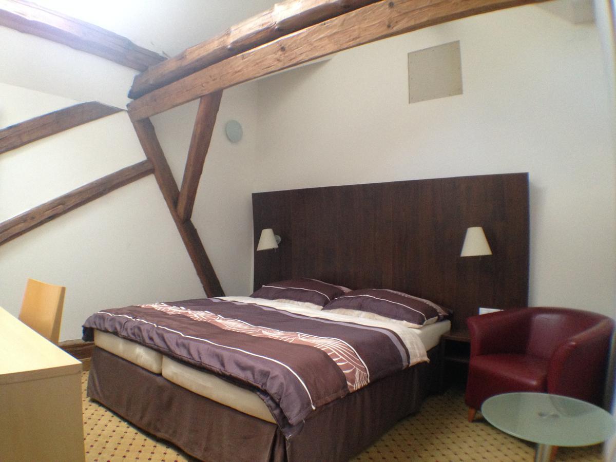 Hotel U Cerneho Orla Kostelec nad Cernymi Lesy Экстерьер фото
