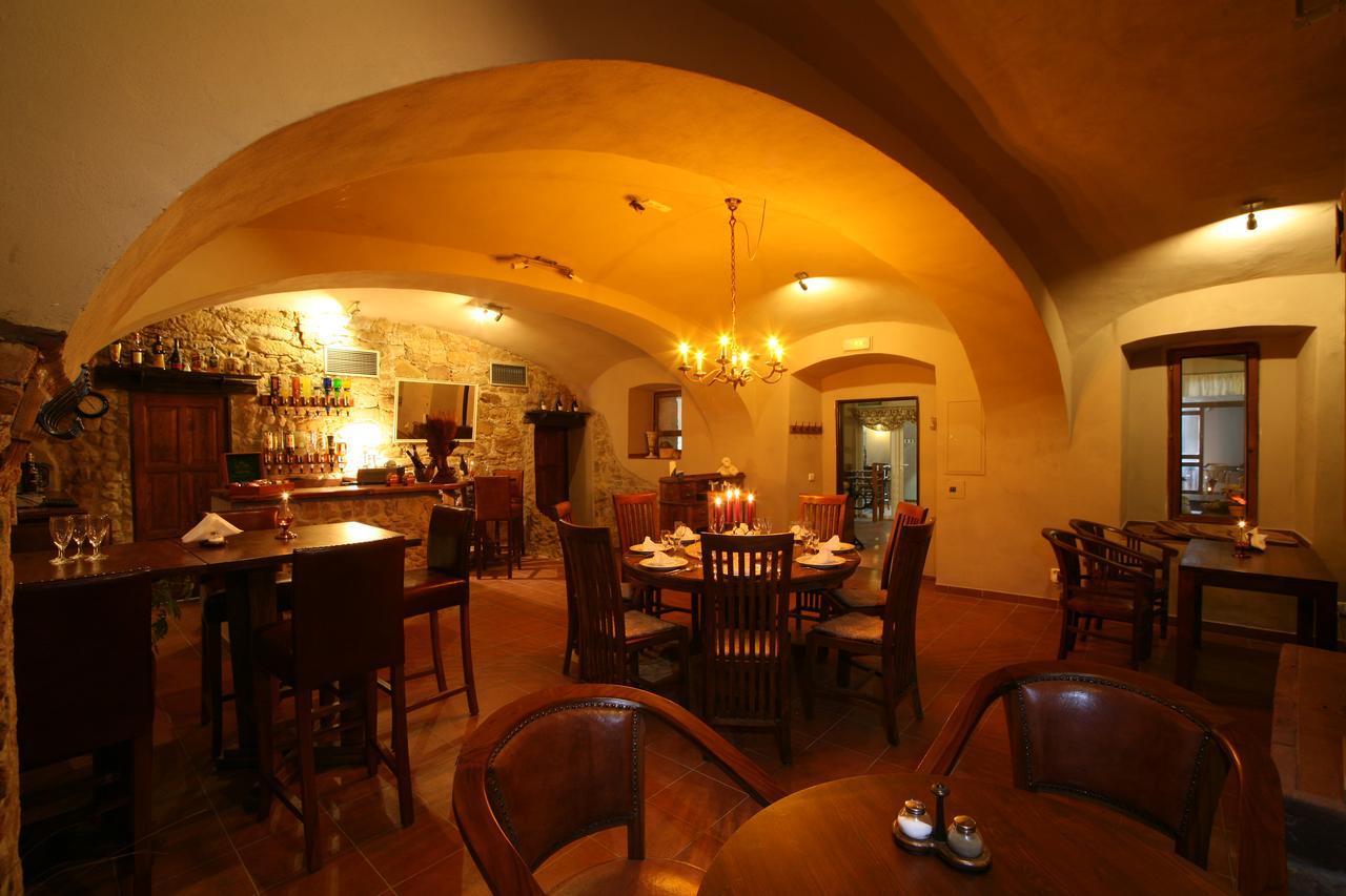 Hotel U Cerneho Orla Kostelec nad Cernymi Lesy Экстерьер фото
