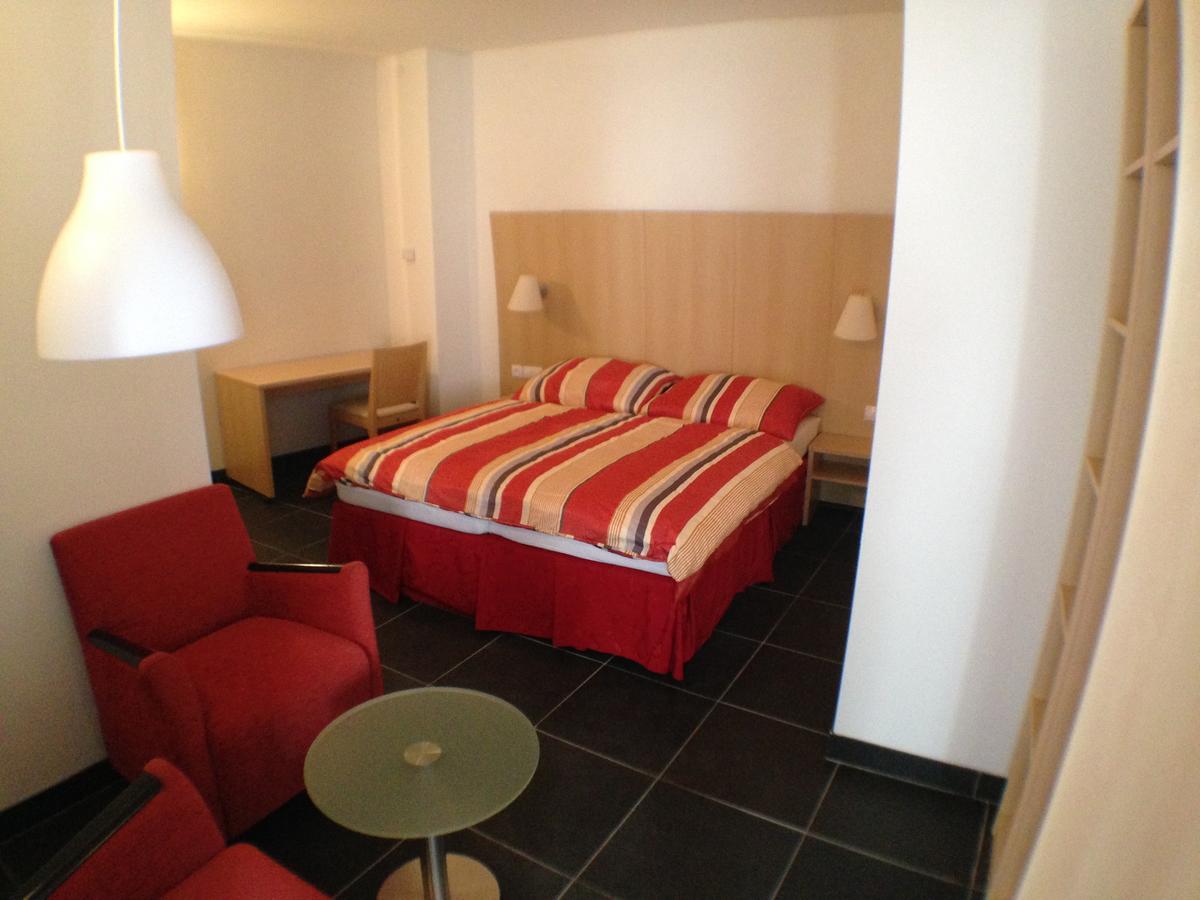 Hotel U Cerneho Orla Kostelec nad Cernymi Lesy Экстерьер фото