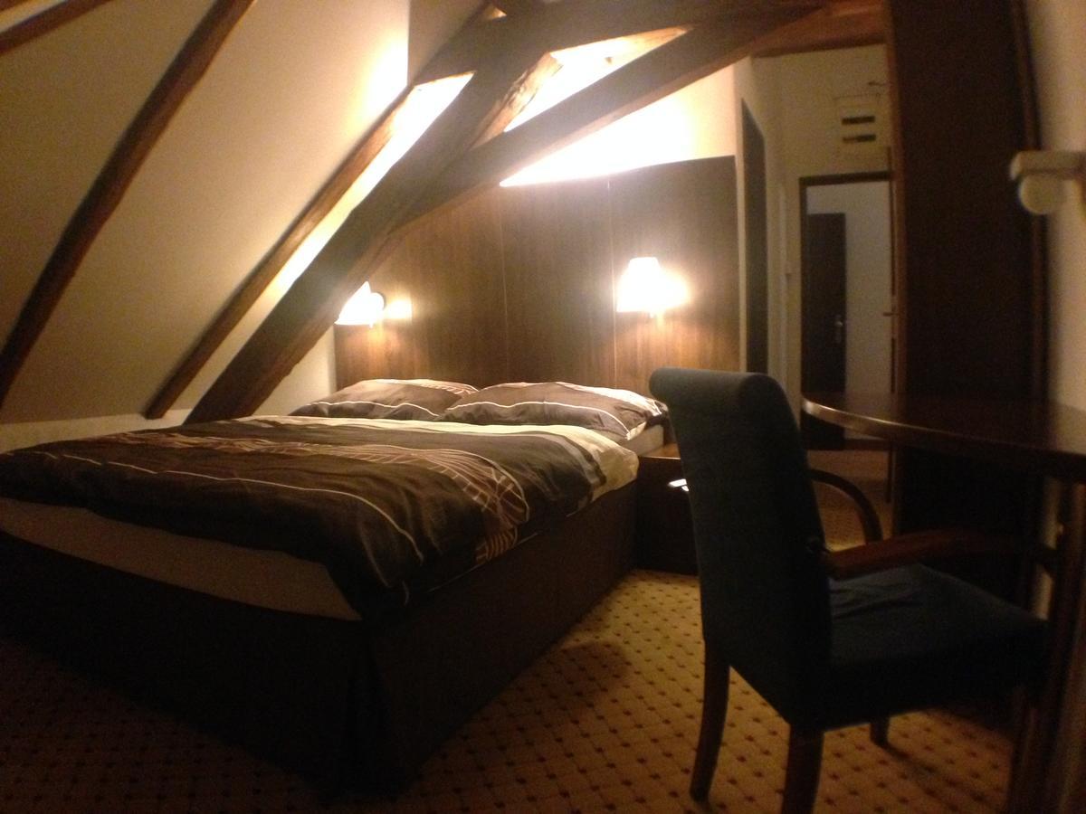 Hotel U Cerneho Orla Kostelec nad Cernymi Lesy Экстерьер фото