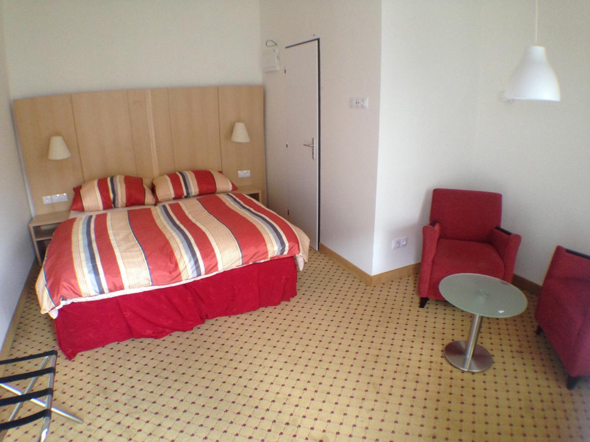 Hotel U Cerneho Orla Kostelec nad Cernymi Lesy Экстерьер фото