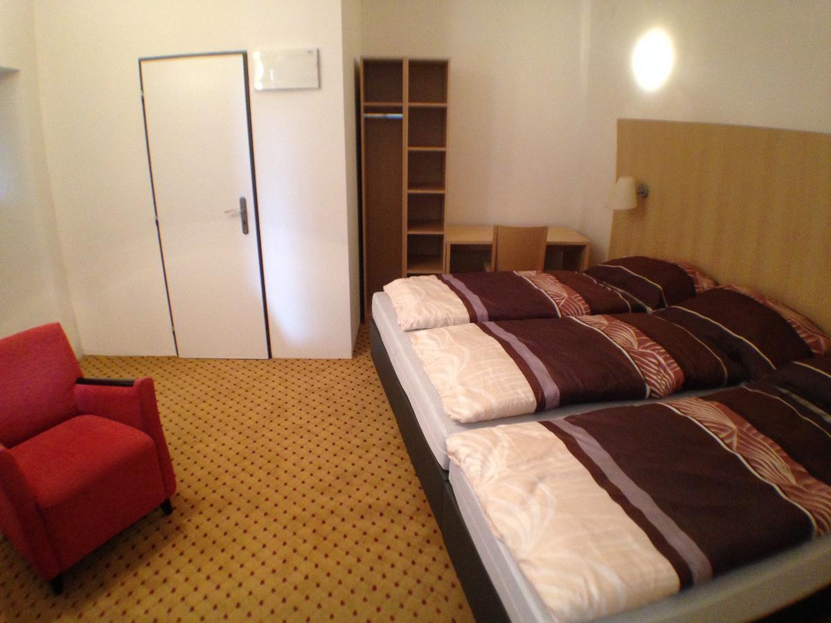 Hotel U Cerneho Orla Kostelec nad Cernymi Lesy Экстерьер фото