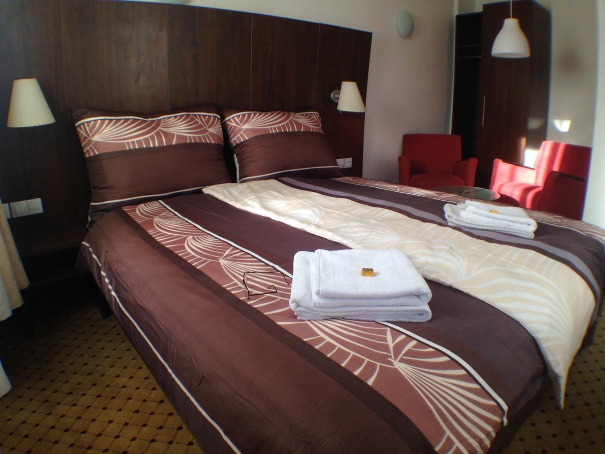 Hotel U Cerneho Orla Kostelec nad Cernymi Lesy Экстерьер фото