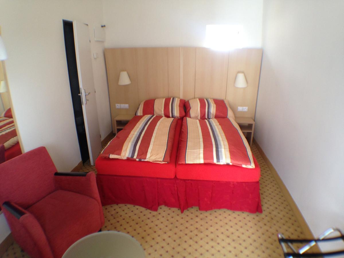 Hotel U Cerneho Orla Kostelec nad Cernymi Lesy Экстерьер фото