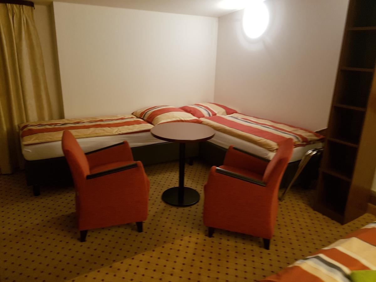 Hotel U Cerneho Orla Kostelec nad Cernymi Lesy Экстерьер фото