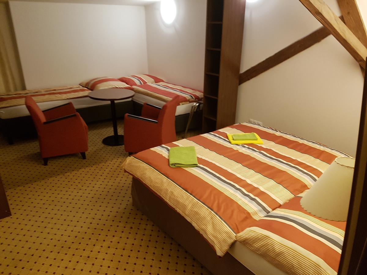 Hotel U Cerneho Orla Kostelec nad Cernymi Lesy Экстерьер фото