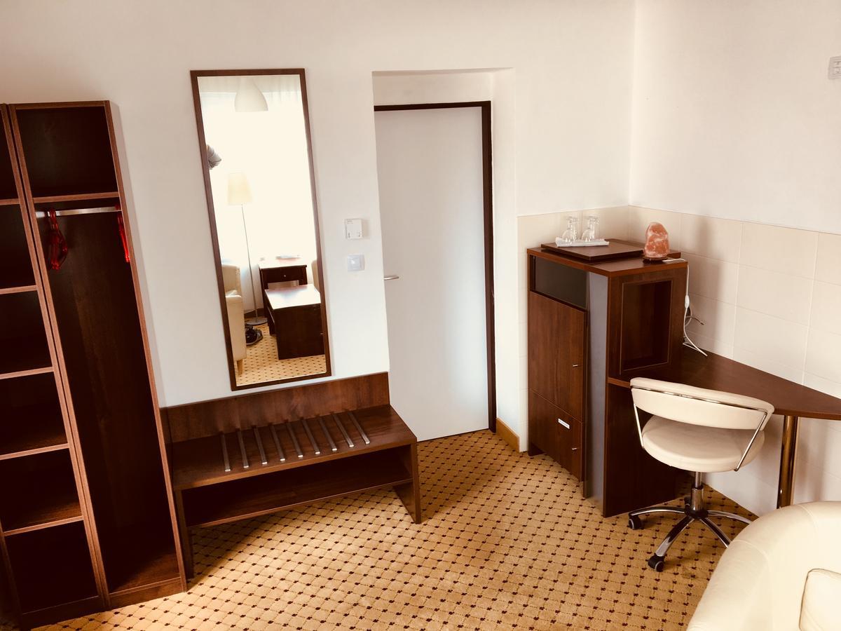 Hotel U Cerneho Orla Kostelec nad Cernymi Lesy Экстерьер фото