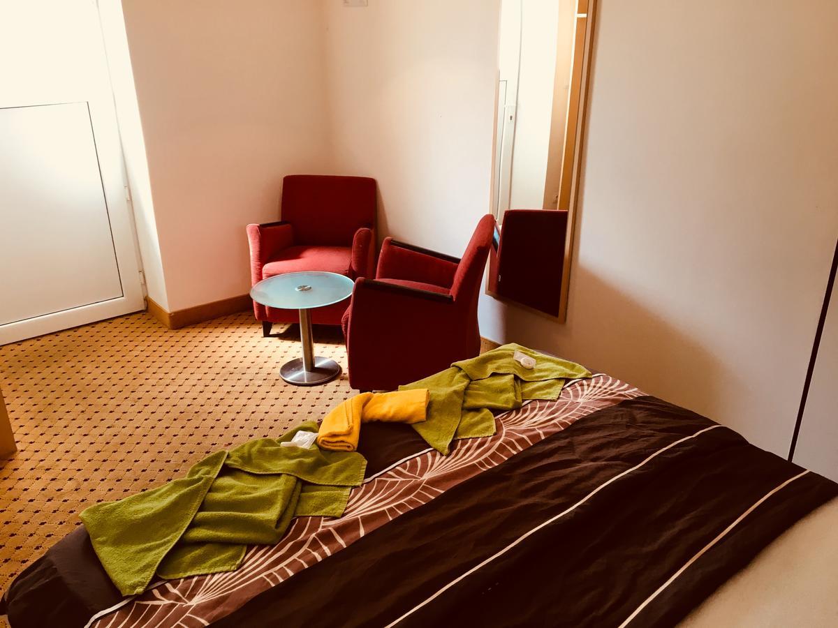 Hotel U Cerneho Orla Kostelec nad Cernymi Lesy Экстерьер фото