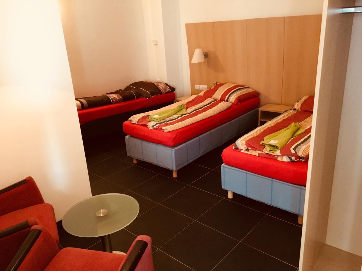 Hotel U Cerneho Orla Kostelec nad Cernymi Lesy Экстерьер фото