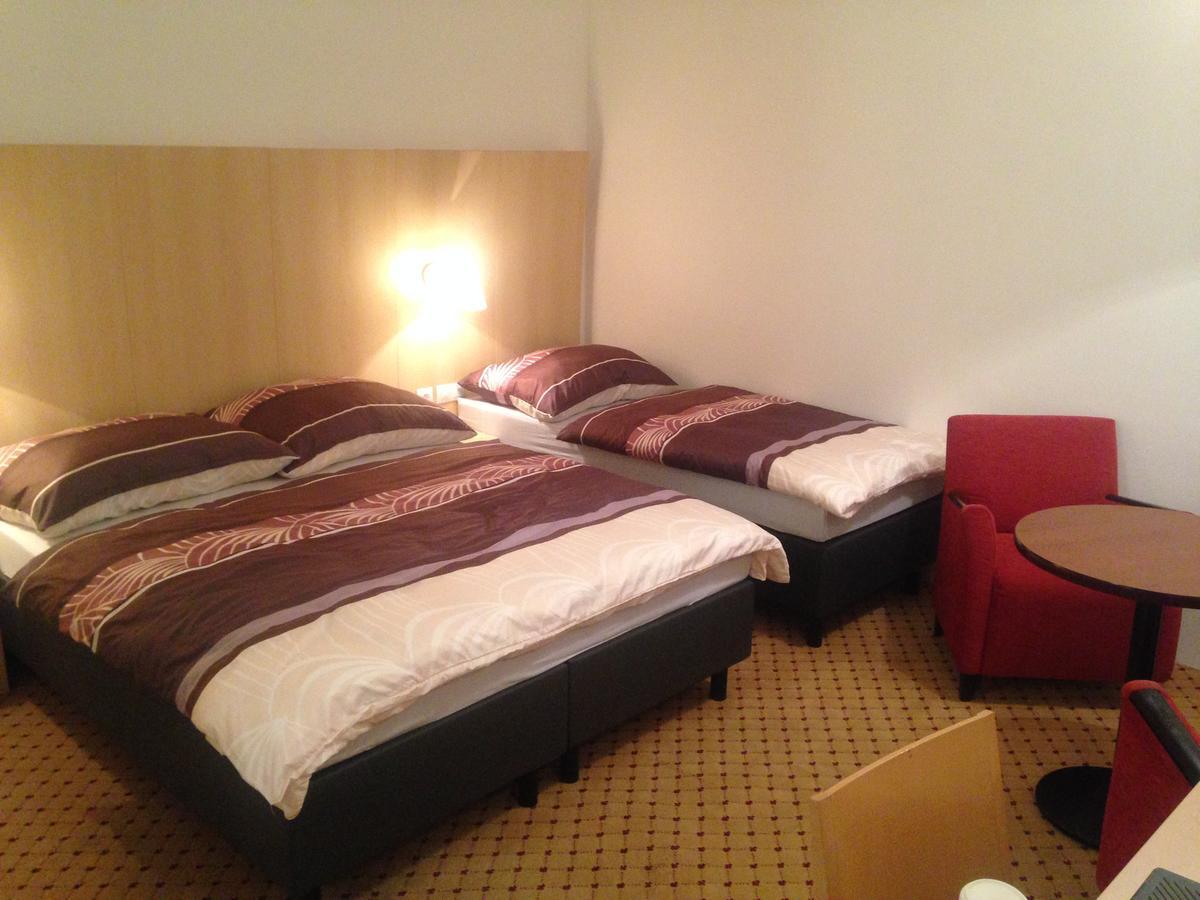 Hotel U Cerneho Orla Kostelec nad Cernymi Lesy Экстерьер фото